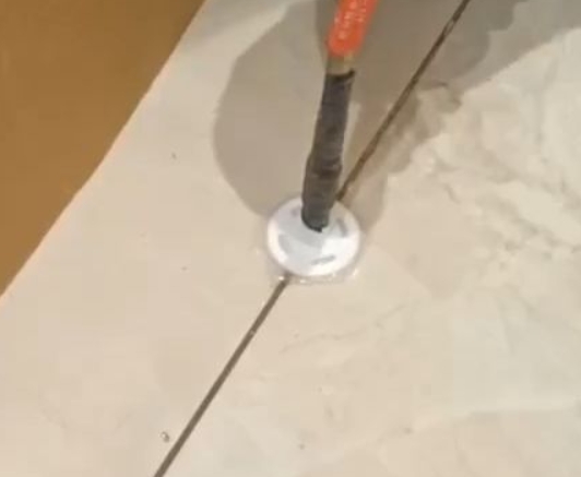 安义瓷砖空鼓维修公司专业解答瓷砖在铺贴过程中，如果没有涂抹均匀到位的粘结材料（如水泥砂浆或瓷砖胶），可能会导致以下问题